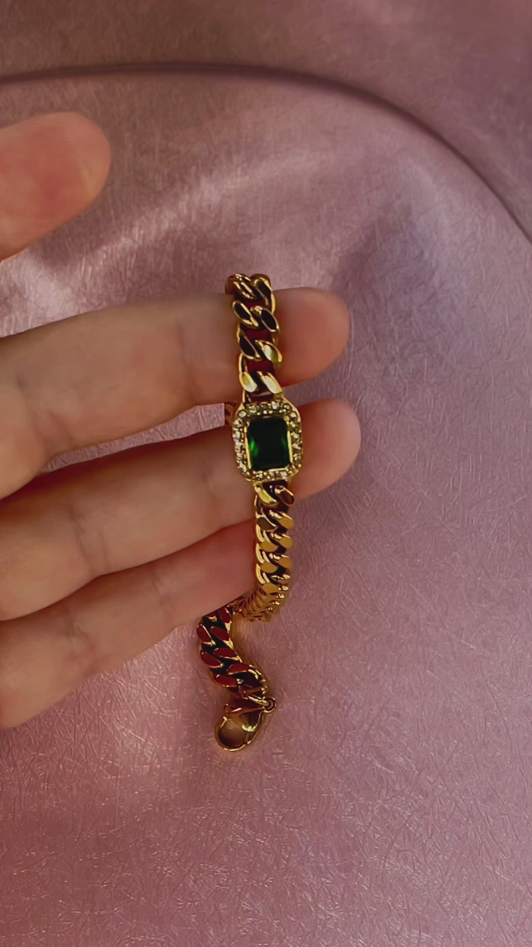 Video showing waterproof test of Harper Bracelet – immersion in water, drying, and close-up showing durability and shine.