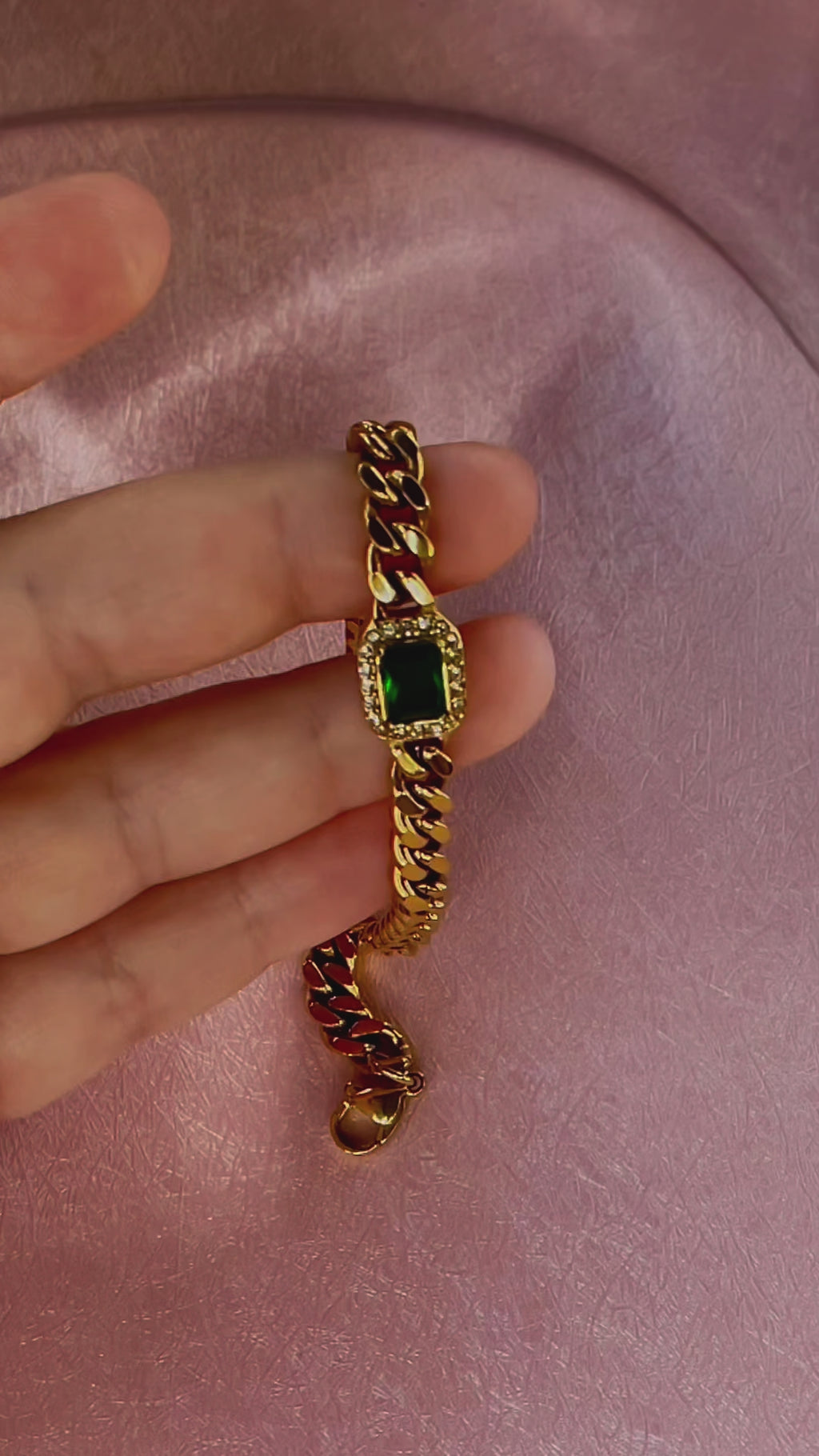 Video showing waterproof test of Harper Bracelet – immersion in water, drying, and close-up showing durability and shine.